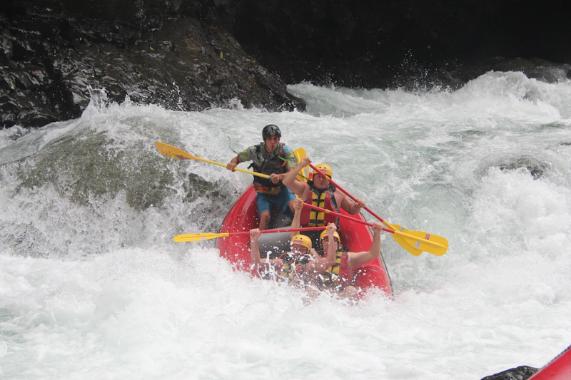 Class II vs Class IV Rafting: Which Is Better For Your Costa Rica Adventure?